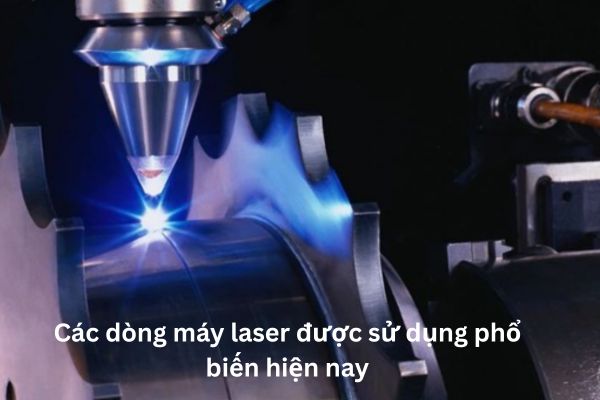 Các dòng máy laser ngày càng được ứng dụng rộng rãi trong sản xuất công nghiệp nhờ khả năng cắt, khắc và gia công vật liệu với độ chính xác cao. Tùy theo nguồn phát laser, mỗi dòng máy sẽ có đặc điểm, ưu điểm và phạm vi ứng dụng khác nhau. Việc hiểu rõ từng loại giúp doanh nghiệp lựa chọn thiết bị phù hợp, tối ưu chi phí đầu tư và nâng cao hiệu quả sản xuất lâu dài. Máy cắt laser là gì? Máy cắt laser là thiết bị sử dụng chùm tia laser có năng lượng cao để cắt, khắc hoặc gia công bề mặt vật liệu. Tia laser được tạo ra thông qua quá trình kích thích phát xạ ánh sáng trong môi trường hoạt chất, sau đó được hội tụ thành một điểm có mật độ năng lượng lớn. Nhờ khả năng tập trung nhiệt cực nhỏ, thiết bị có thể tạo ra đường cắt chính xác, ít biến dạng và giảm thiểu ba via. Chính vì vậy, các dòng máy laser ngày càng trở thành lựa chọn ưu tiên trong nhiều lĩnh vực sản xuất hiện đại. Các dòng máy laser phổ biến Máy cắt laser CO2 Laser CO2 là một trong các dòng máy laser xuất hiện sớm và vẫn được sử dụng rộng rãi đến nay. Nguyên lý hoạt động Máy hoạt động dựa trên môi trường khí CO2 được kích thích để tạo ra tia laser có bước sóng khoảng 10.6 micromet. Tia laser được dẫn qua hệ thống gương và thấu kính hội tụ để tập trung vào bề mặt vật liệu, tạo nhiệt đủ lớn để làm nóng chảy hoặc đốt cháy vật liệu. Ưu điểm Cắt tốt vật liệu dày (thường từ 5mm trở lên) Bề mặt cắt mịn, ít xỉ Gia công hiệu quả trên vật liệu phi kim như gỗ, nhựa, mica Ứng dụng Laser CO2 thường được sử dụng trong ngành nội thất, quảng cáo, chế tạo kim loại tấm và cả lĩnh vực y tế. Trong nhóm các dòng máy laser, CO2 phù hợp với doanh nghiệp cần gia công đa dạng vật liệu, đặc biệt là phi kim. Máy cắt laser Fiber (sợi quang) Laser Fiber là công nghệ hiện đại trong các dòng máy laser, được đánh giá cao về hiệu suất và khả năng tiết kiệm năng lượng. Nguyên lý hoạt động Nguồn laser được tạo ra từ sợi quang pha tạp chất hiếm, sau đó truyền qua cáp quang đến đầu cắt. Tia laser được hội tụ bằng thấu kính và chiếu trực tiếp lên bề mặt kim loại, làm nóng chảy khu vực cần gia công. Ưu điểm nổi bật Tốc độ cắt cao Tiêu thụ điện năng thấp Ít bảo trì Cắt tốt kim loại màu như đồng, nhôm, titan Khả năng cắt vật liệu từ 0,5mm đến 25mm giúp Fiber trở thành lựa chọn tối ưu trong sản xuất cơ khí chính xác. Trong số các dòng máy laser, Fiber được xem là giải pháp hiệu quả nhất cho ngành công nghiệp kim loại hiện nay. Ứng dụng Laser Fiber được sử dụng phổ biến trong ngành ô tô, hàng không, điện tử và chế tạo máy nhờ độ chính xác cao và đường cắt sắc nét. Các dòng máy laser  - Máy cắt laser tinh thể Dòng máy này sử dụng tinh thể rắn làm môi trường phát laser. Nguyên lý hoạt động Tinh thể Nd:YAG hoặc Nd:YVO4 được kích thích để tạo ra tia laser có bước sóng ngắn, sau đó hội tụ qua thấu kính và chiếu lên bề mặt vật liệu. Ưu điểm Cắt chính xác kim loại màu Ít biến dạng nhiệt Phù hợp gia công chi tiết nhỏ Hạn chế Chi phí vận hành cao Tuổi thọ nguồn laser thấp hơn Fiber Hiệu suất tổng thể kém hơn Trong hệ thống các dòng máy laser, laser tinh thể thường được ứng dụng trong các ngành yêu cầu độ chính xác cao như sản xuất linh kiện điện tử và trang sức. Xem thêm: https://cokhiphutrotruongthinh.com/gia-cong-co-khi-chinh-xac-tai-hai-phong-o-dau-bv.html Các dòng máy laser khác trên thị trường Ngoài ba loại phổ biến, thị trường còn có nhiều dòng chuyên biệt: Laser Diode: Thiết kế nhỏ gọn, phù hợp thiết bị cầm tay, gia công vật liệu mỏng như giấy, vải, nhựa. Laser UV: Bước sóng ngắn (200–400nm), thích hợp xử lý bảng mạch, bán dẫn và vật liệu nhạy sáng. Laser Femtosecond: Tạo xung siêu ngắn (10^-15 giây), ứng dụng trong nghiên cứu khoa học và phẫu thuật mắt nhờ độ chính xác cực cao. Laser CNC: Kết hợp công nghệ laser với điều khiển số, cho phép cắt hình dạng phức tạp tự động và chính xác. Sự đa dạng này giúp các dòng máy laser đáp ứng từ nhu cầu sản xuất công nghiệp nặng đến ứng dụng công nghệ cao. Kết luận  Các dòng máy laser mang đến giải pháp gia công hiện đại, chính xác và linh hoạt cho nhiều ngành công nghiệp. Từ CO2, Fiber đến laser tinh thể và các công nghệ chuyên biệt, mỗi dòng đều có ưu điểm riêng phù hợp với từng mục đích sử dụng. Hiểu rõ đặc điểm từng loại giúp doanh nghiệp đầu tư đúng hướng, tối ưu chi phí và nâng cao năng suất trong dài hạn.  Thông tin Cơ Khí Trường Thịnh:  Hotline: Mr. Hưng: 0936.988.978 – Mrs. Tâm: 0904.488.455 – 0225.627.79.97 Địa chỉ xưởng sản xuất: Khu C, số 57 km5, Lâm Sản, P. Sở Dầu, Q. Hồng Bàng, Hải Phòng Website: http://cokhiphutrotruongthinh.com