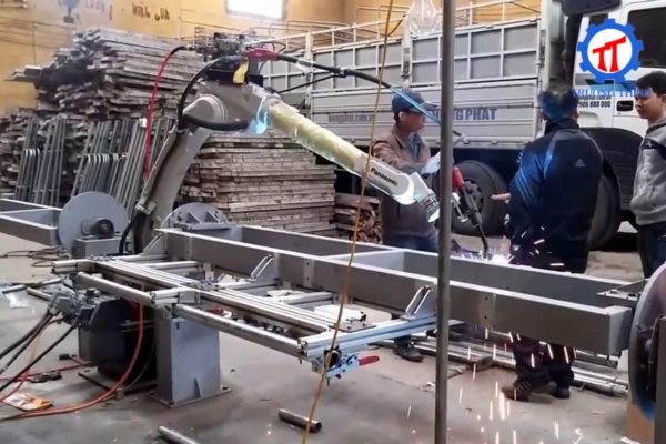 Robot hàn tự động là gì? Ứng dụng Robot hàn hiện nay 